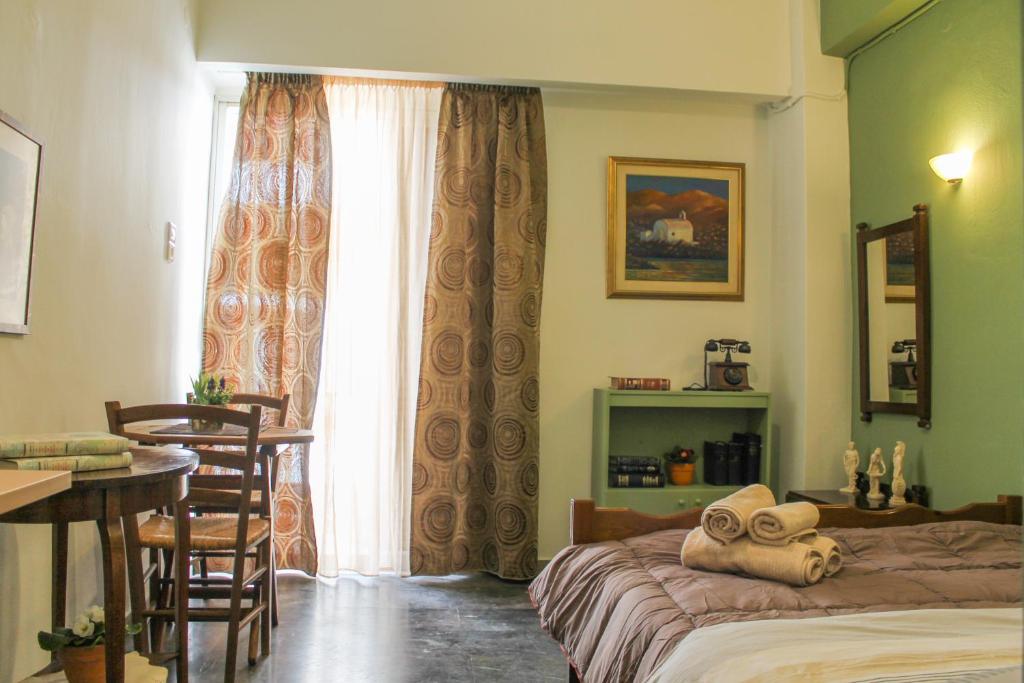 CENTRAL guest room room 2